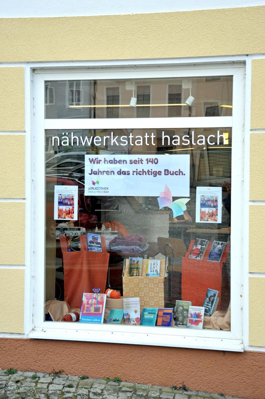 Bücherauslage in der Nähwerkstatt
