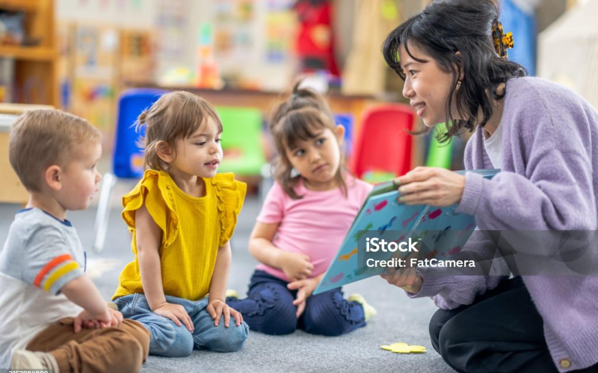 Eine Frau liest Kindern vor.