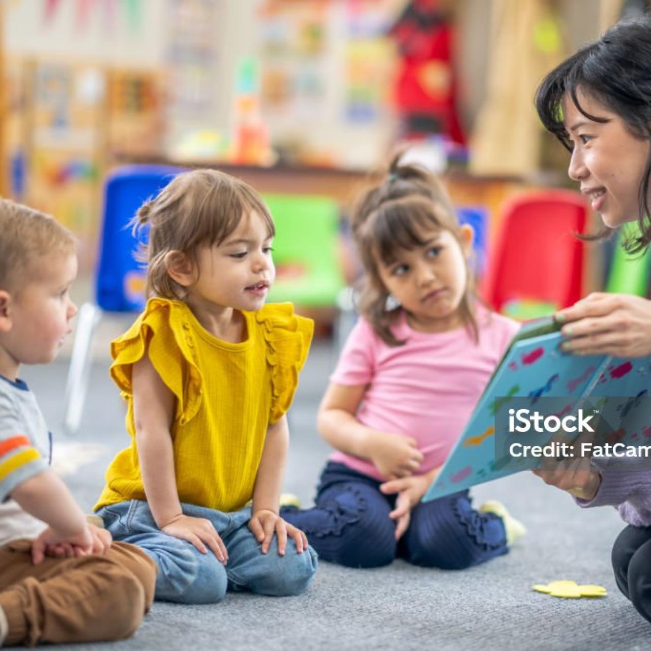 Eine Frau liest Kindern vor.